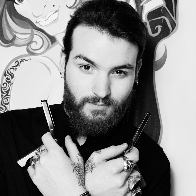 Terence, Topstylist bij De Wakko Kapper in Brussel. Expert in droog knippen, kleuren en het creëren van trendy balayages en kapsels