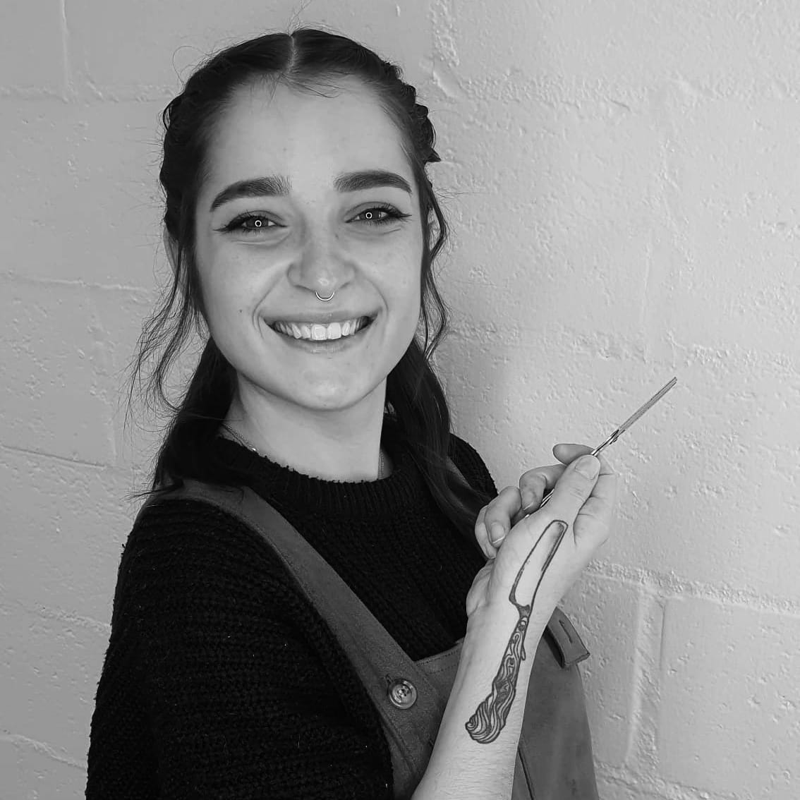 Manon, Topstylist bij De Wakko Kapper in Brussel. Expert in droog knippen, haarkleur en het creëren van creatieve en modieuze kapsels